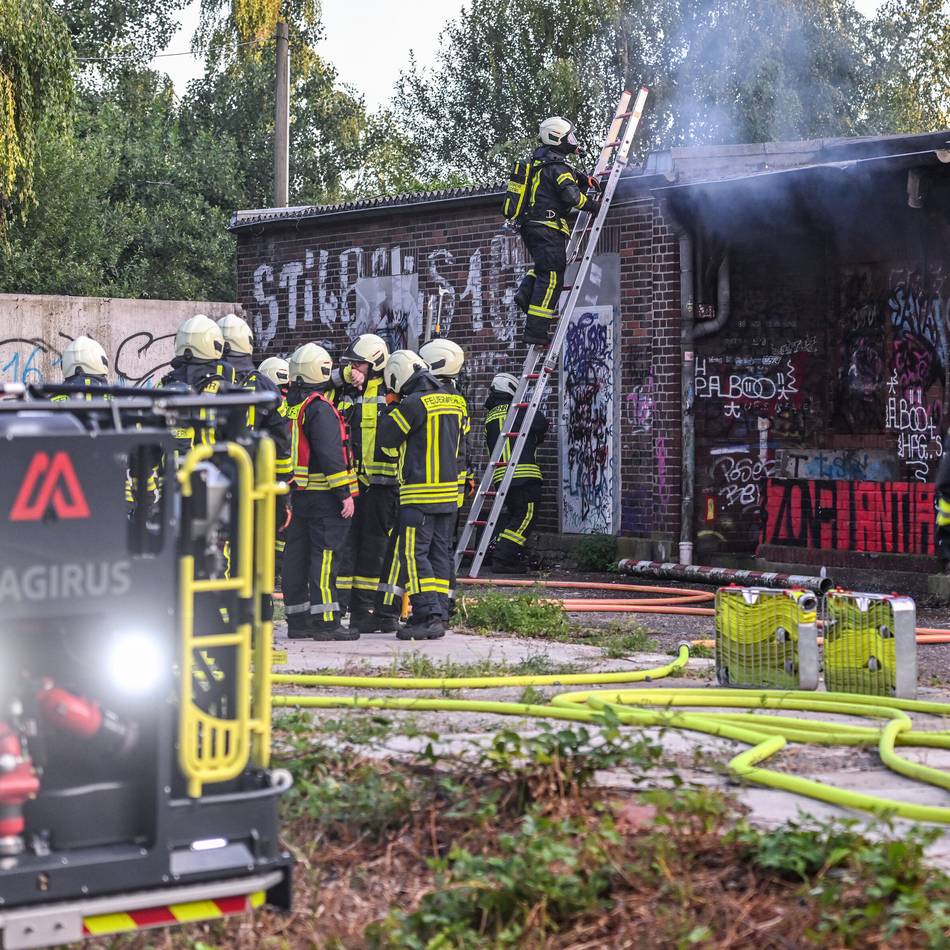 Feuer in Geldern: Alte Bahnhalle in Geldern brennt – Polizei ermittelt wegen Brandstiftung