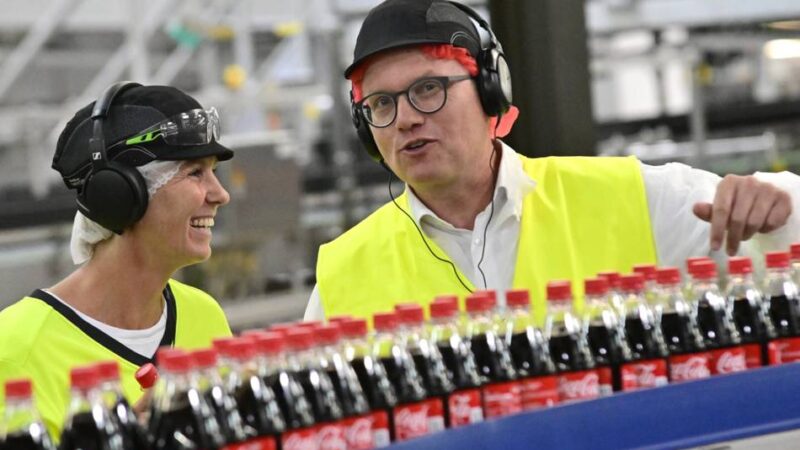 Standort in Mönchengladbach: SPD-Spitzenkandidat Ott besucht Coca-Cola-Werk
