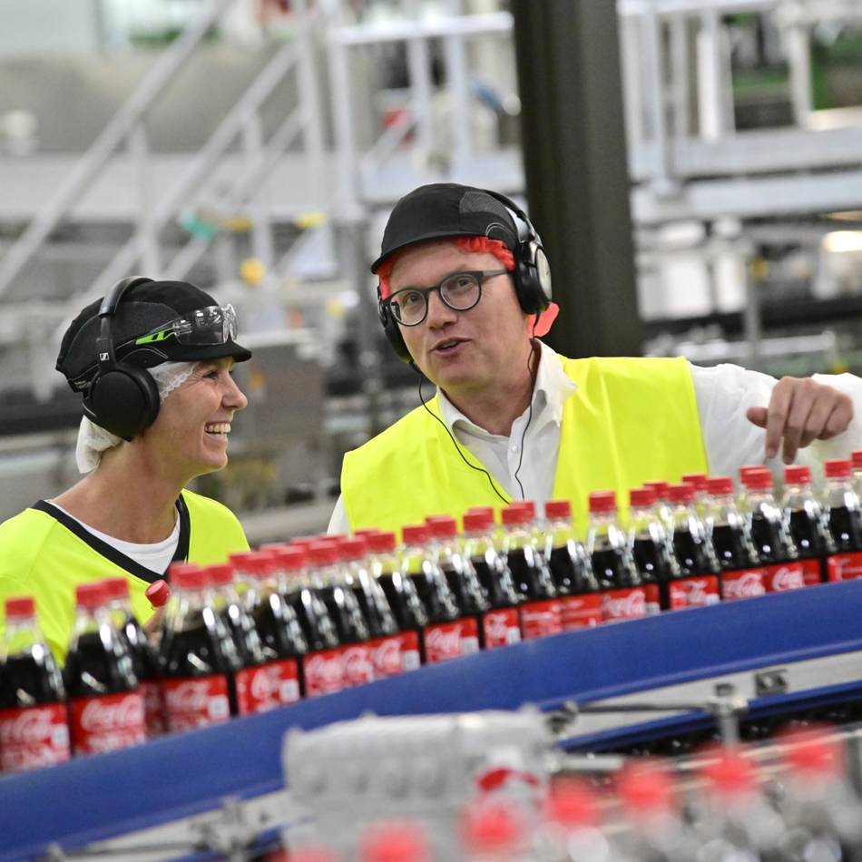 Standort in Mönchengladbach: SPD-Spitzenkandidat Ott besucht Coca-Cola-Werk
