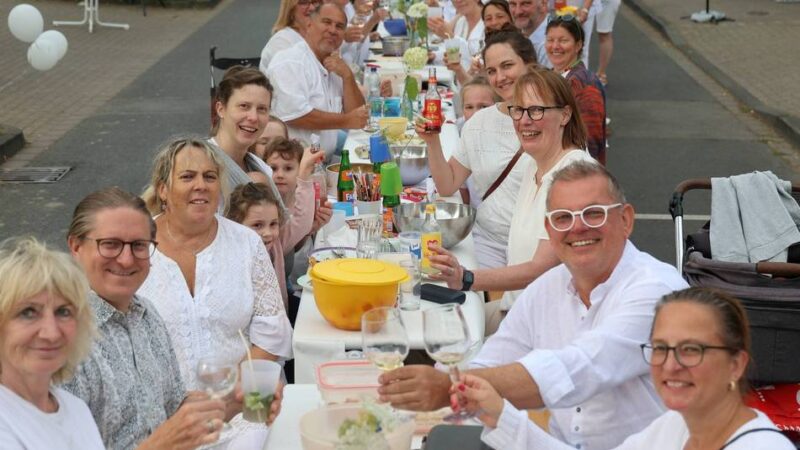 Fünf Jahre nach Hochwasser in Opladen: Glockengeläut, stilles Gedenken und „White Dinner“