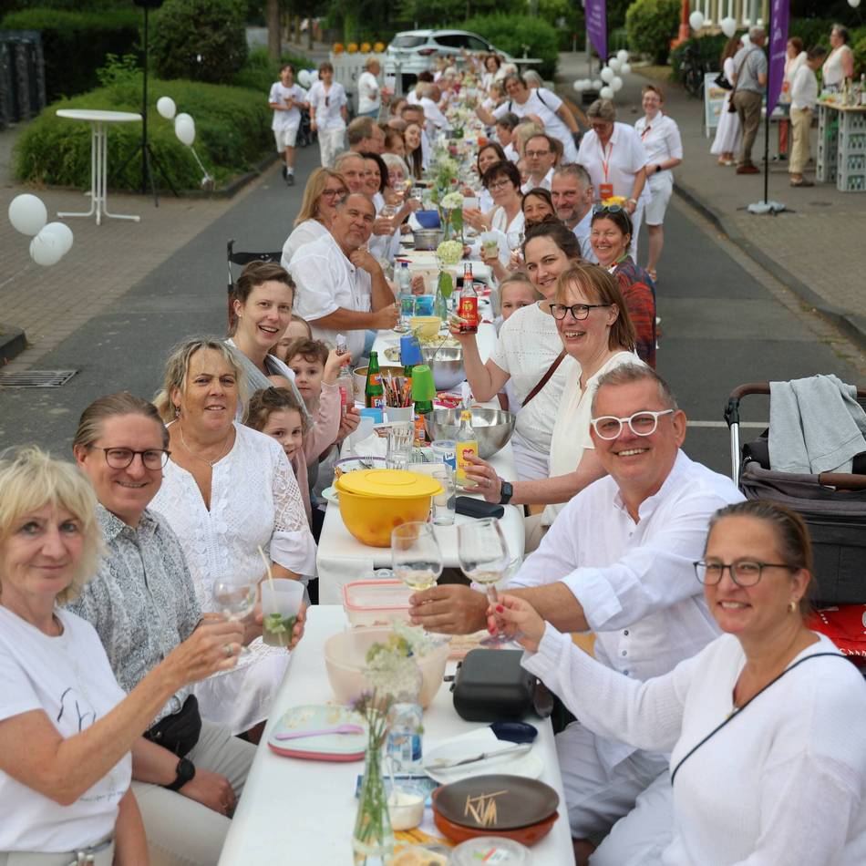 Fünf Jahre nach Hochwasser in Opladen: Glockengeläut, stilles Gedenken und „White Dinner“