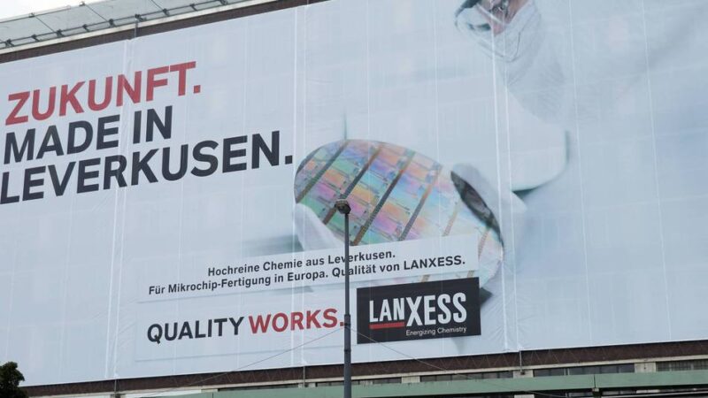 Neues Riesenposter an der B8: „Zukunft made in Leverkusen“