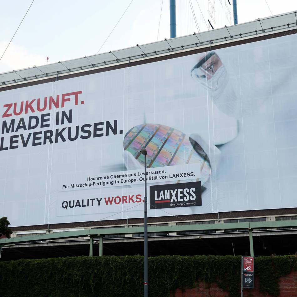 Neues Riesenposter an der B8: „Zukunft made in Leverkusen“