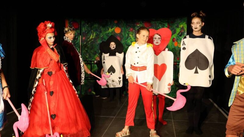 Schultheater in Leverkusen: „Alice im Wunderland“ wird im Kellertheater lebendig