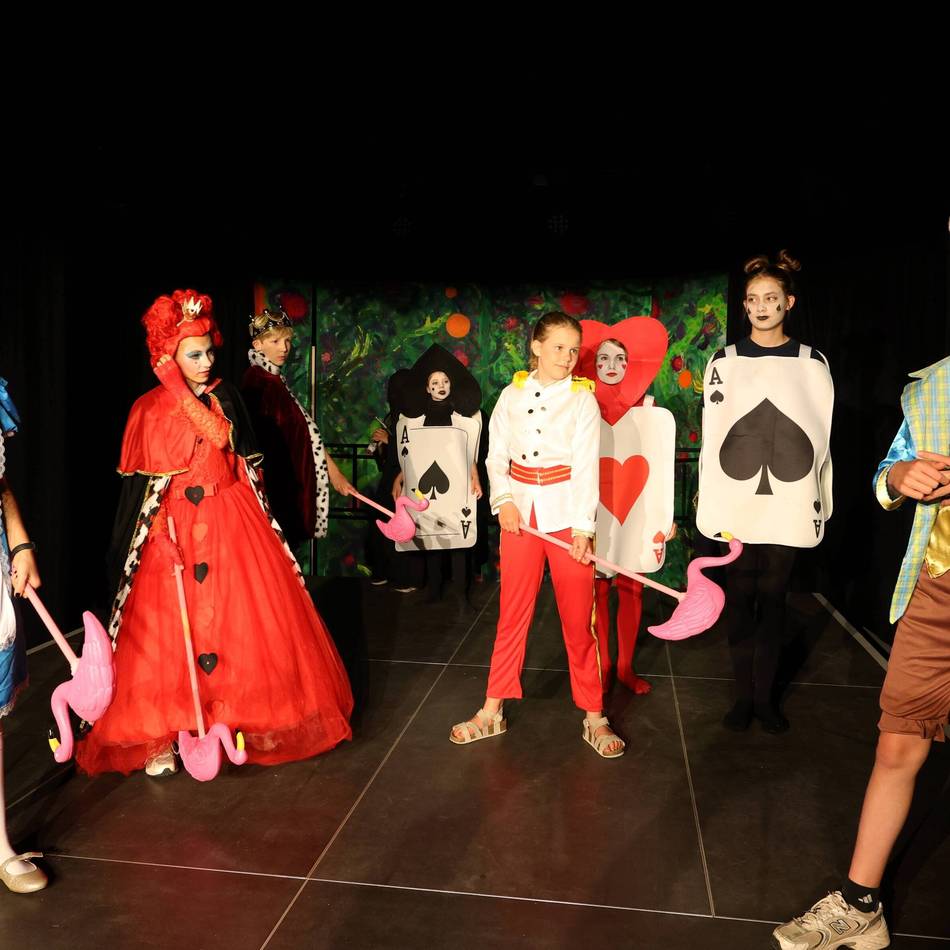 Schultheater in Leverkusen: „Alice im Wunderland“ wird im Kellertheater lebendig