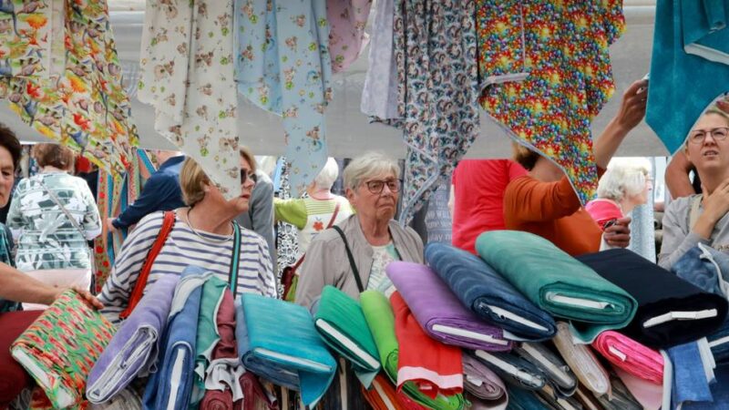 Auch die Geschäfte haben geöffnet:  Am Sonntag ist wieder Stoffmarkt in Xanten