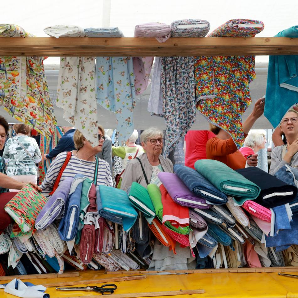 Auch die Geschäfte haben geöffnet:  Am Sonntag ist wieder Stoffmarkt in Xanten