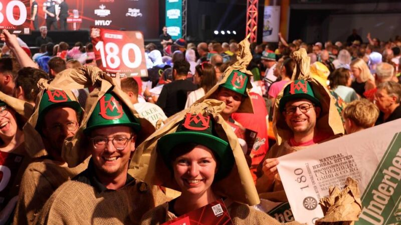 Darts-Spektakel in Leverkusen: Kostüme, Partystimmung und ein Obelix – Kneipensport begeistert Fans