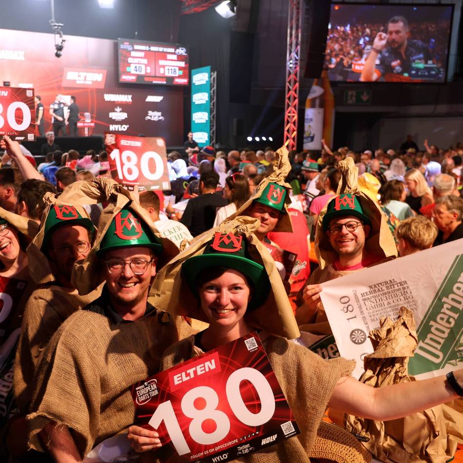 Darts-Spektakel in Leverkusen: Kostüme, Partystimmung und ein Obelix – Kneipensport begeistert Fans