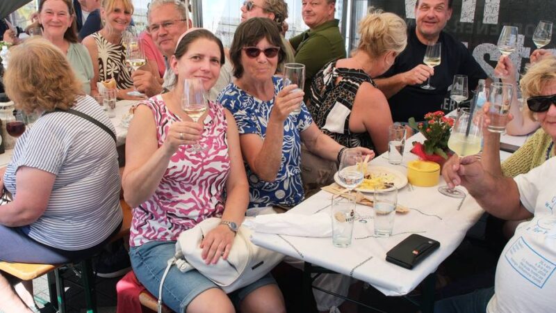 Auf dem Basildonplatz: Kühle Getränke waren beim Weinfest heiß begehrt