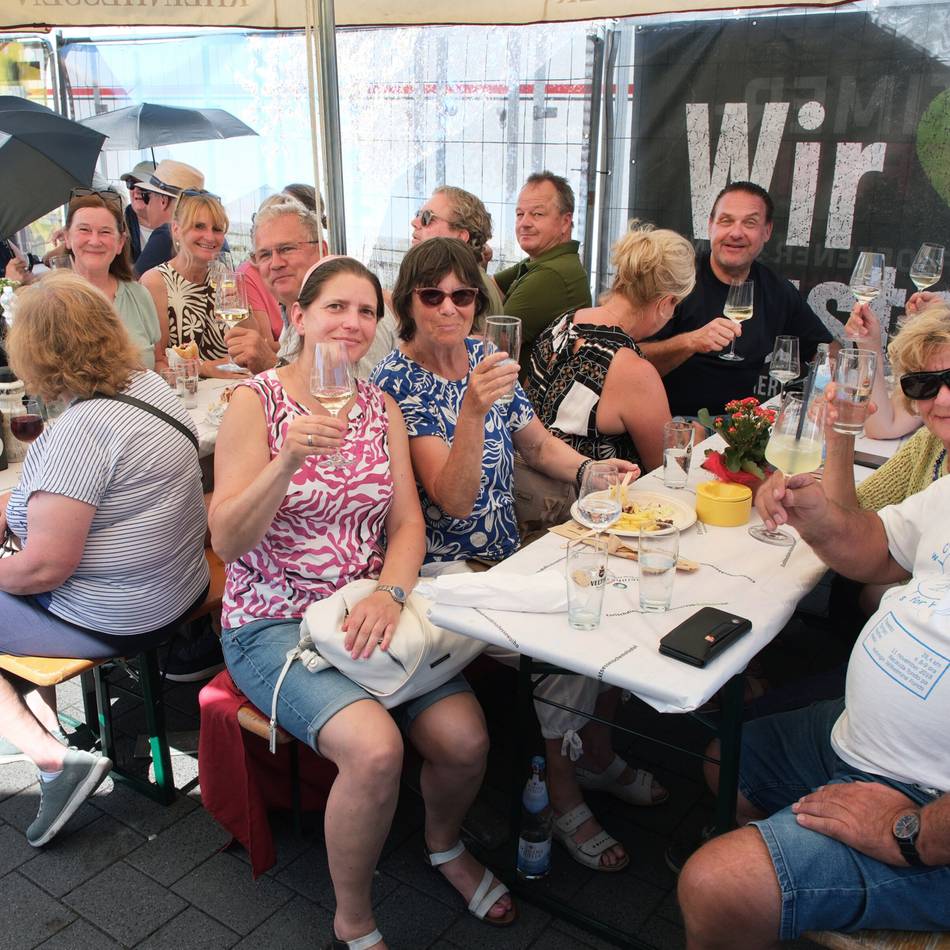 Auf dem Basildonplatz: Kühle Getränke waren beim Weinfest heiß begehrt