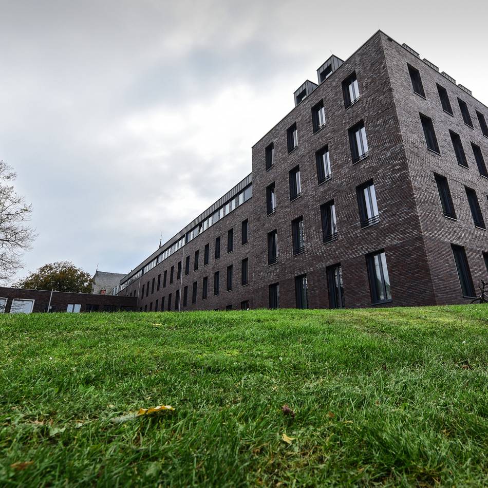Ungenutzte Fläche : Kunstdepot unter dem Klever Rathaus? Sozialliberale bringen Tiefgarage ins Spiel