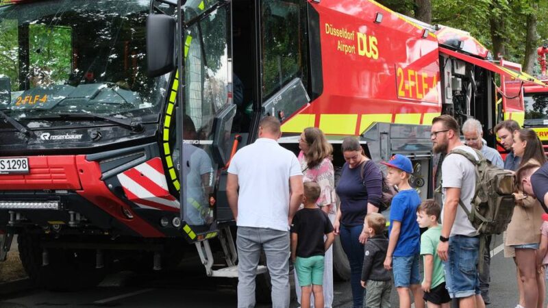 Blaulichtmeile in Ratingen: Feuerwehr, THW und DRK zeigen ihre Technik