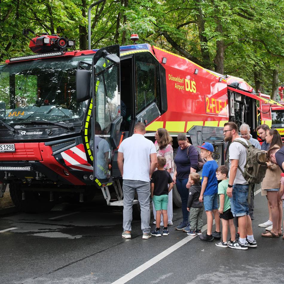 Blaulichtmeile in Ratingen: Feuerwehr, THW und DRK zeigen ihre Technik