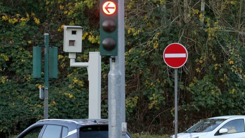 Fast zwei Jahre nach der Anschaffung : Legt Rotlichtblitzer in Leverkusen bald los?