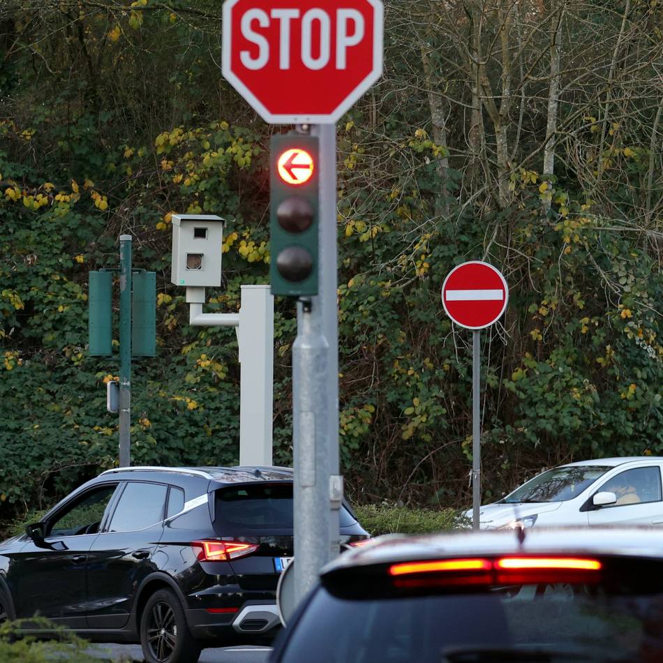 Fast zwei Jahre nach der Anschaffung : Legt Rotlichtblitzer in Leverkusen bald los?