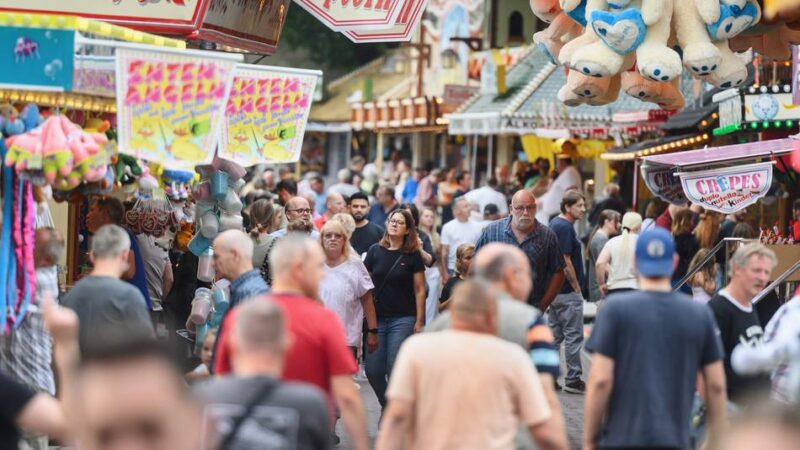 Volksfest startet Samstag: Tausende Besucher bei der beliebtesten Kirmes in Kleve – die Theke wird noch länger