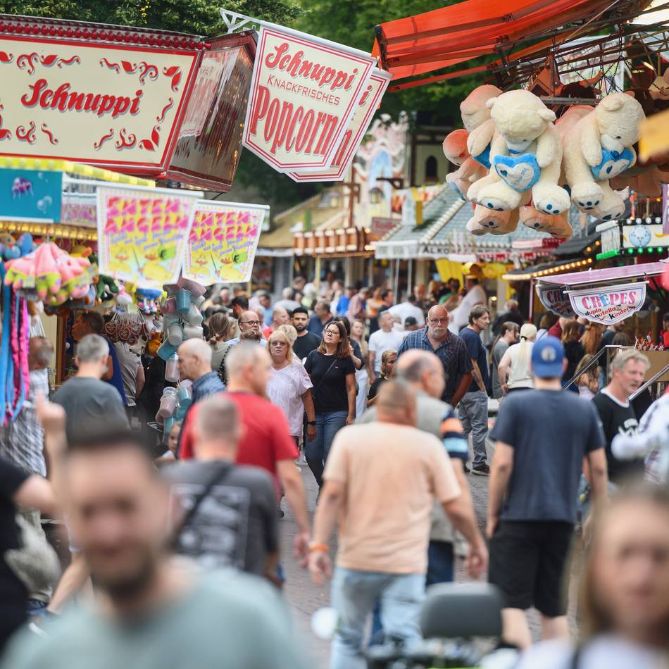 Volksfest startet Samstag: Tausende Besucher bei der beliebtesten Kirmes in Kleve – die Theke wird noch länger