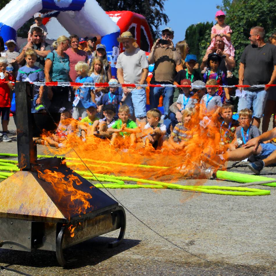 Einheit Veen feiert Jubiläum: 100 Jahre Feuerwehr: Kinder löschen, staunen, spielen