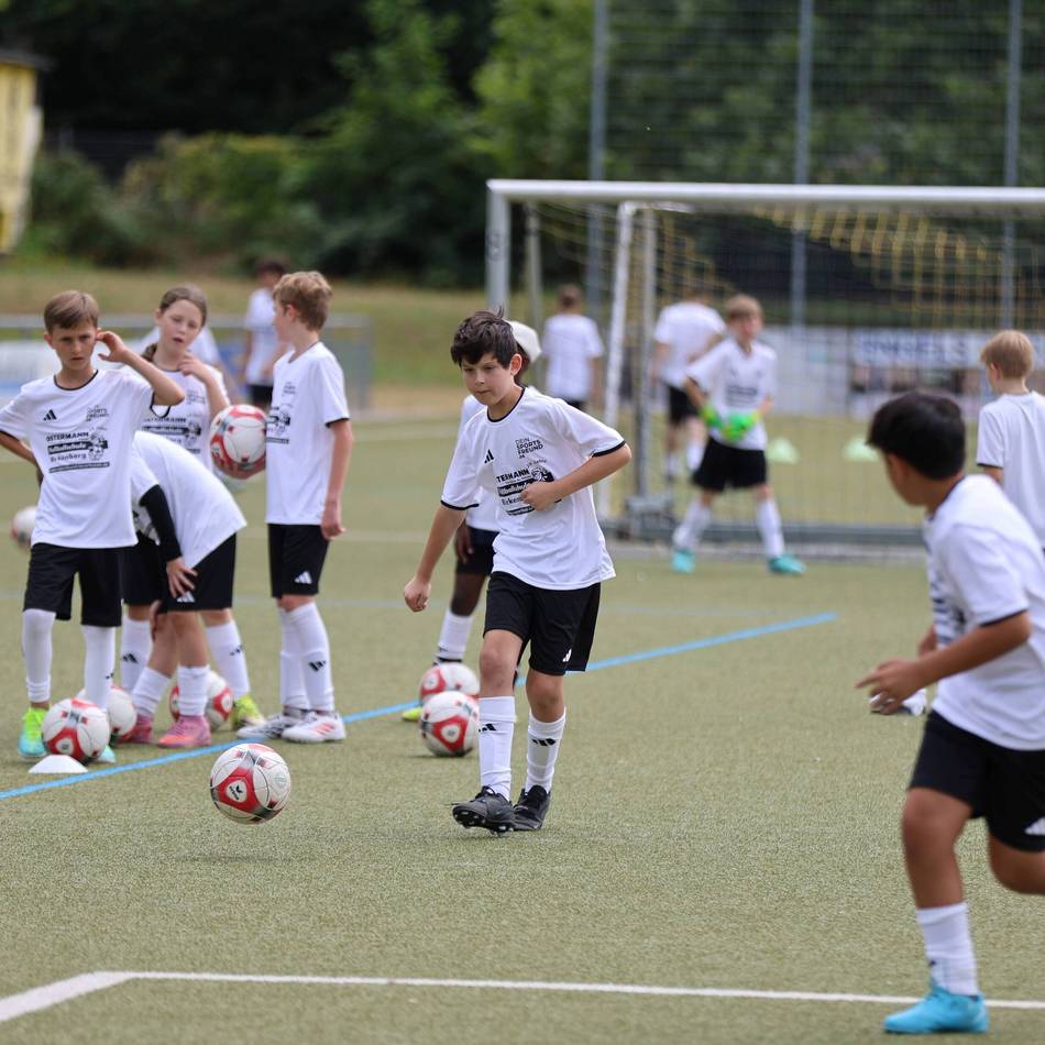 Fußballschule Birkenberg in Leverkusen: Jakob (9) weiß, was im modernen Sport wichtig ist