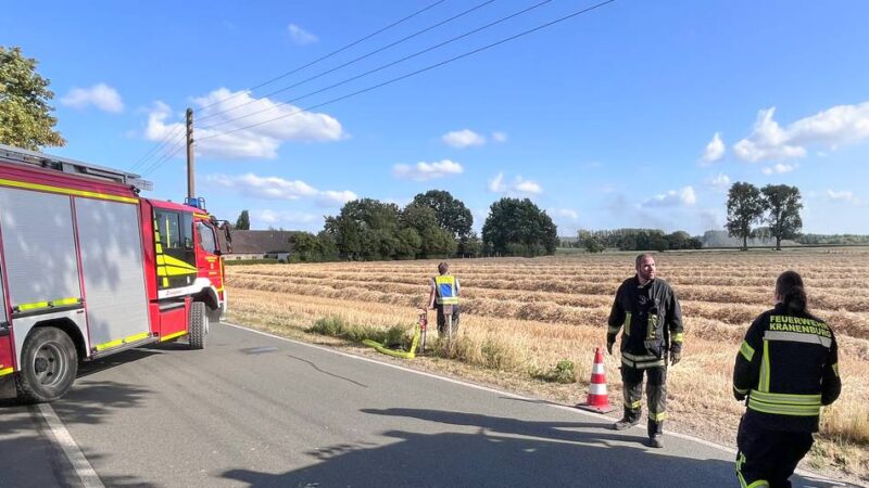 Schon wieder ein Flächenbrand: Schlepper und Ballenpresse brennen auf Feld in Kranenburg