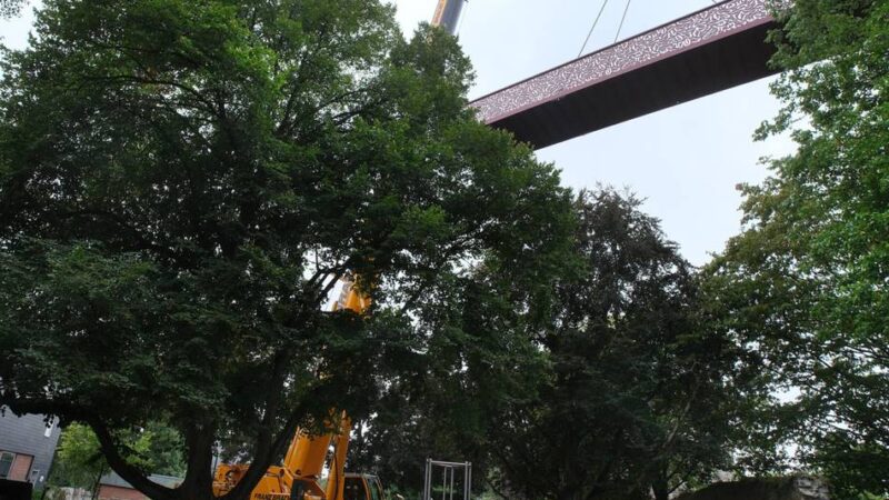 Mitten in Ratingen  : Da schwebt eine zehn Tonnen schwere Brücke ein