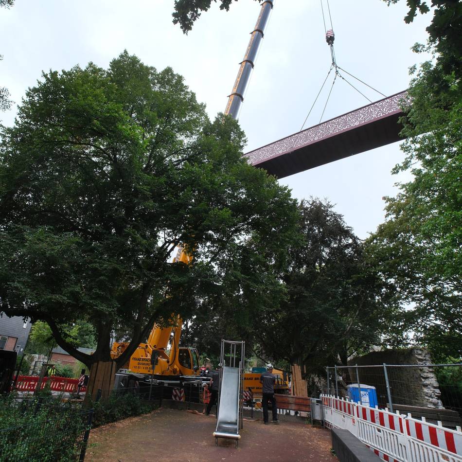Mitten in Ratingen  : Da schwebt eine zehn Tonnen schwere Brücke ein