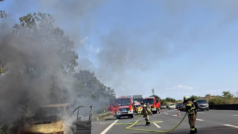 Feuerwehr in Meerbusch: Auto brennt auf der A52 aus