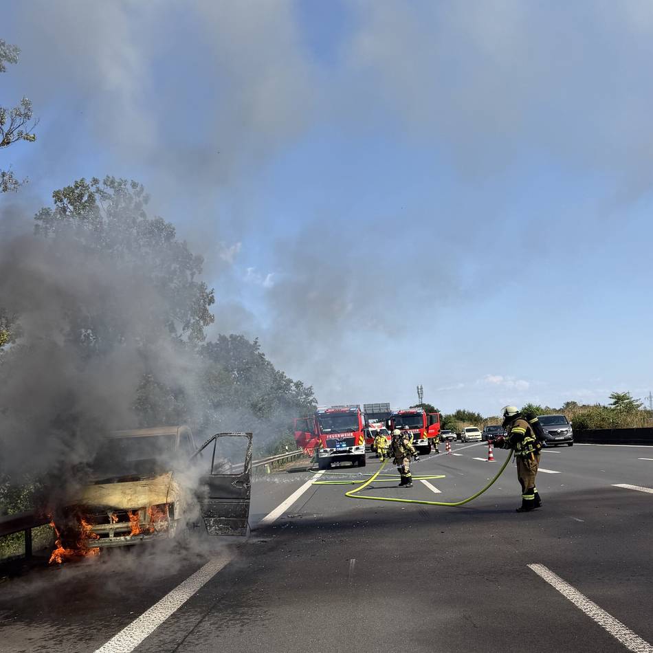 Feuerwehr in Meerbusch: Auto brennt auf der A52 aus