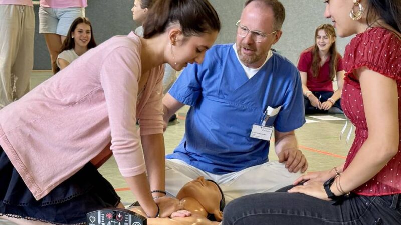 Reanimationsschulung in Neuss: Schüler lernen Leben retten – bevor es Pflicht wird