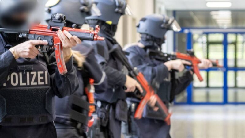 Gefahrenlagen und Bedrohungsszenarien: Polizei nutzt leere Schule in Mönchengladbach für Trainings