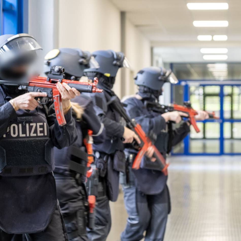 Gefahrenlagen und Bedrohungsszenarien: Polizei nutzt leere Schule in Mönchengladbach für Trainings