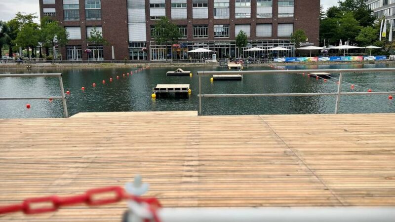 Kostenlose Abkühlung: In Duisburg darf man jetzt wieder im Hafenbecken planschen