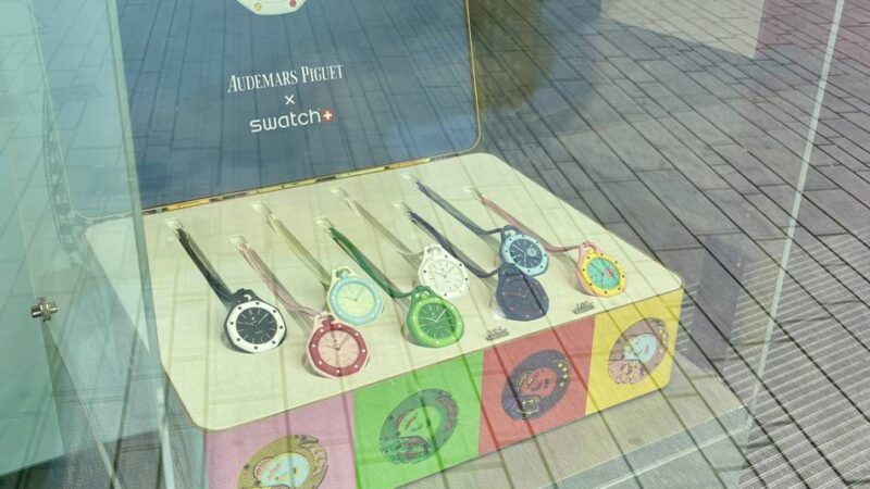 Bunte Taschenuhren im Schaufenster: „Swatch Royal Pop“ in Düsseldorf – was wurde aus dem Hype?
