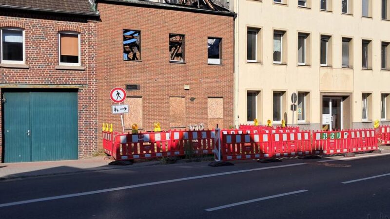 Odenkirchener Straße in Jüchen: Stadt warnt vor Kostenrisiken bei Brandruinen-Ankauf