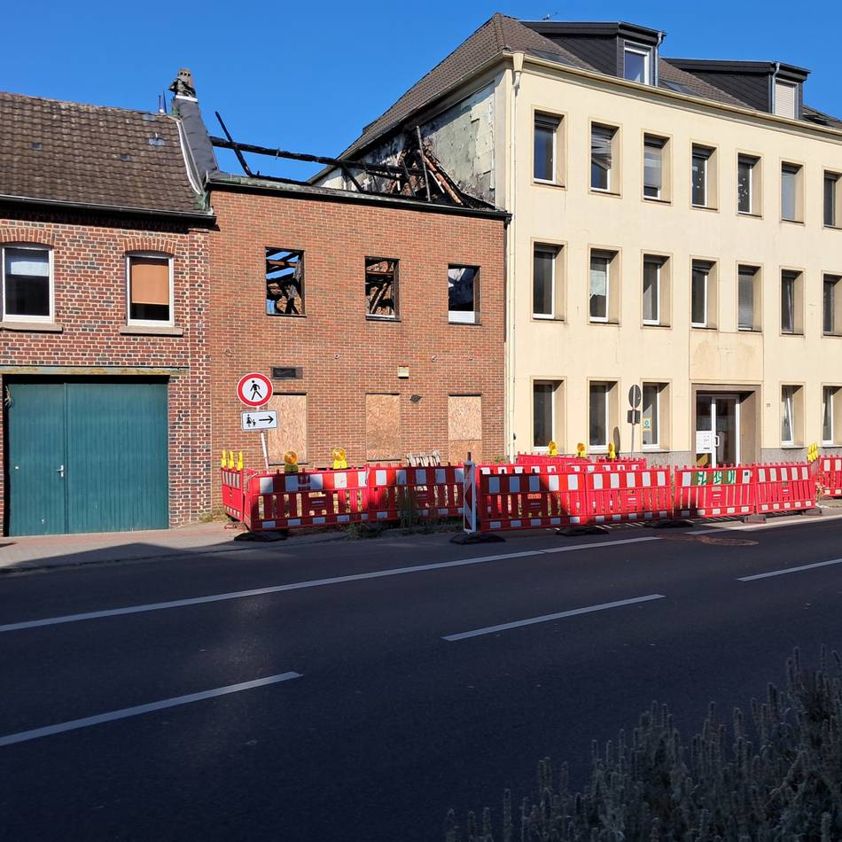 Odenkirchener Straße in Jüchen: Stadt warnt vor Kostenrisiken bei Brandruinen-Ankauf