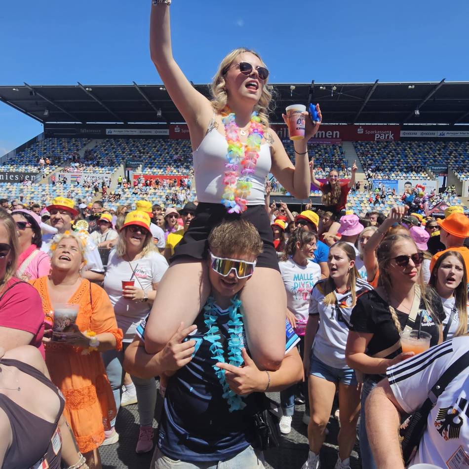 Sparkassenpark in Mönchengladbach: Schlager, Sonne, Olé-Party! Mia Julia und Calvin Kleinen zum großen Finale