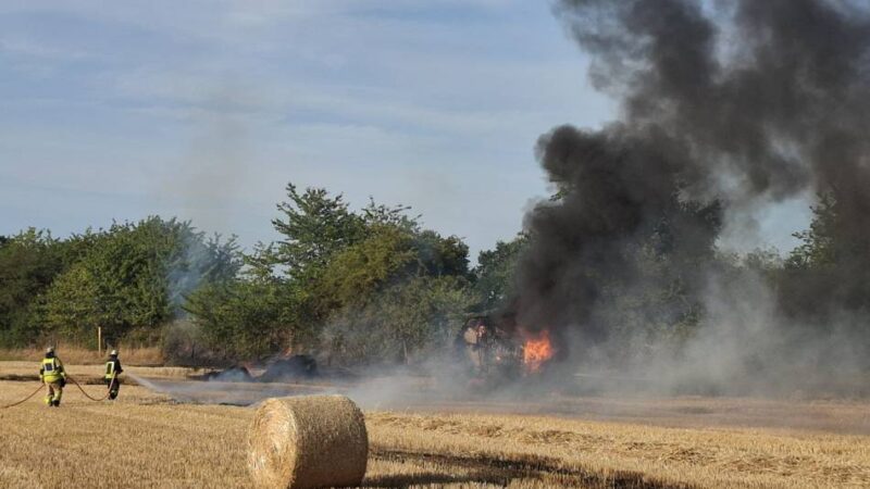 Feuerwehreinsatz in Krefeld: Presse für Stroh in Brand geraten
