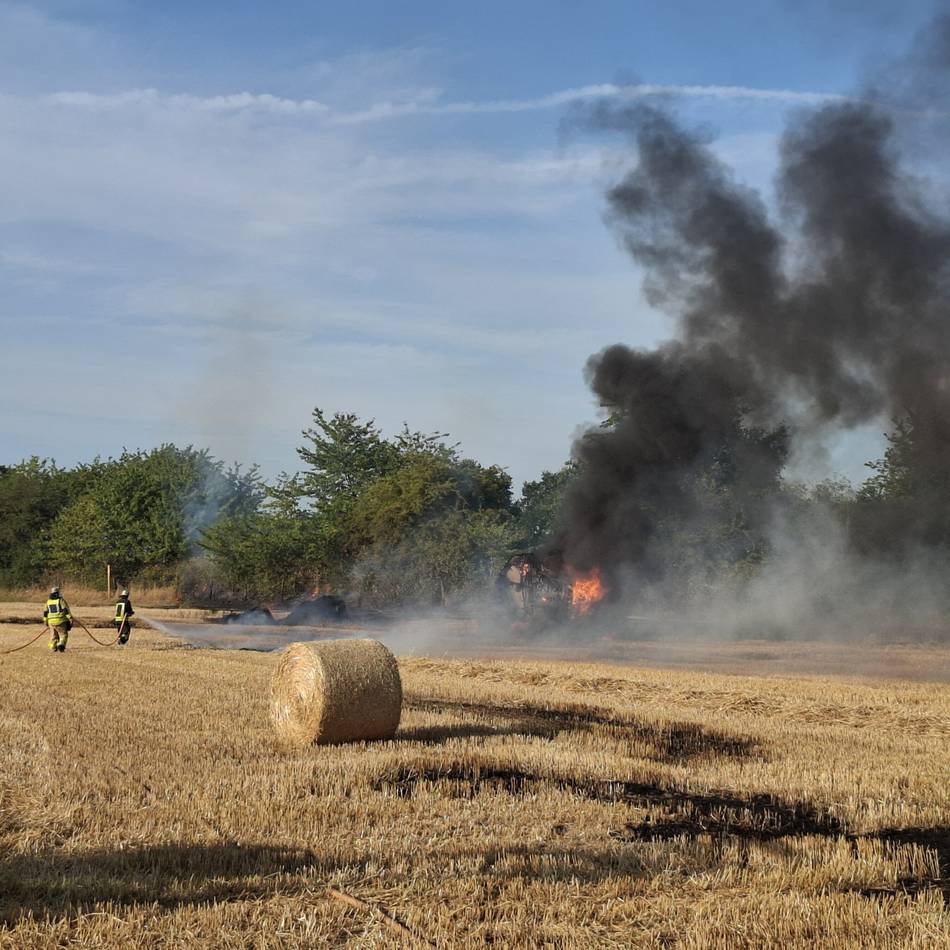 Feuerwehreinsatz in Krefeld: Presse für Stroh in Brand geraten