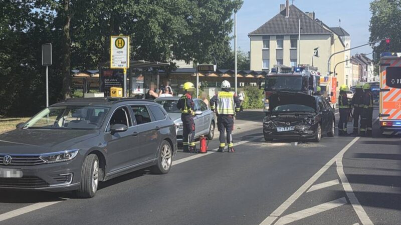 Auf Höhe der NEW-Zentrale in Mönchengladbach: Zwei Verletzte bei Auffahrunfall auf Odenkirchener Straße