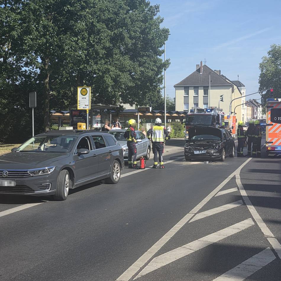 Auf Höhe der NEW-Zentrale in Mönchengladbach: Zwei Verletzte bei Auffahrunfall auf Odenkirchener Straße