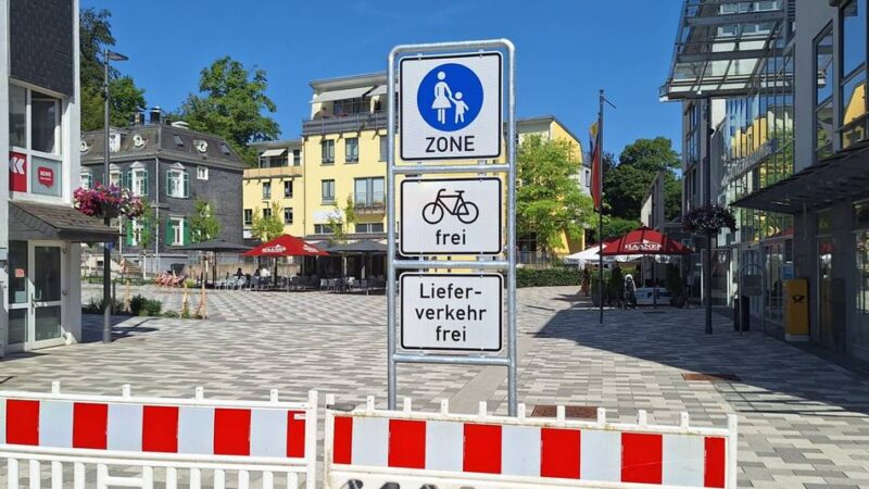 Neue Verkehrsregelung in Hückeswagen: Bahnhofsplatz ist jetzt offiziell eine Fußgängerzone