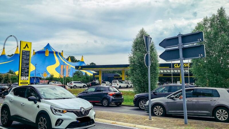 Schlangen an Tankstellen im Kreis Kleve: „Es geht nichts mehr vor und nichts mehr zurück“