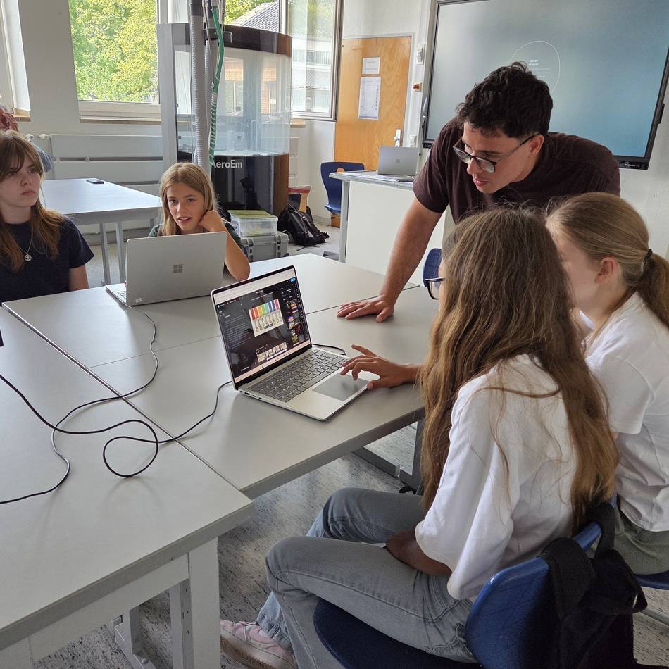 Hauptschule Erkelenz: „Nutzt die KI, aber schaltet den Kopf nicht aus“