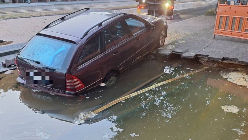 Sperrung in Mönchengladbach: Rohrbruch reißt Loch in Hauptverkehrsachse – Auto sackt ab