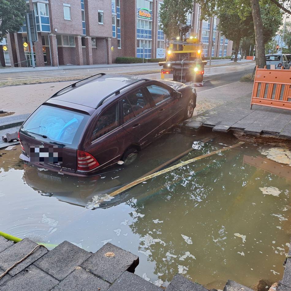 Wasserversorgung abgestellt: Zwei Straßen in Mönchengladbach überschwemmt