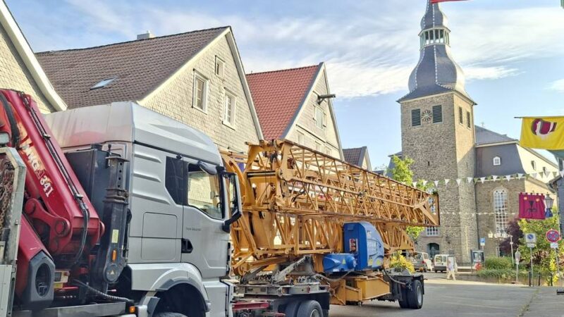 Umbau des Hückeswagener Wahrzeichens: Maßarbeit – der Kran steht am Schloss