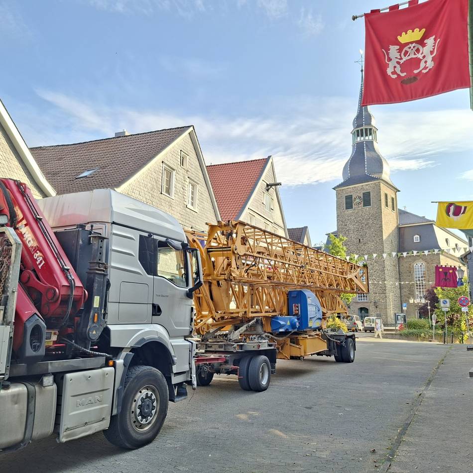 Umbau des Hückeswagener Wahrzeichens: Maßarbeit – der Kran steht am Schloss