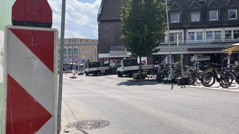 Baustelle in Monheim: Gasleitung am Rathausplatz sorgt für Staugefahr