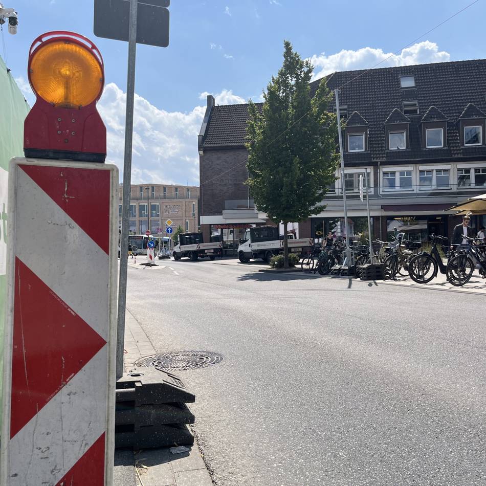 Baustelle in Monheim: Gasleitung am Rathausplatz sorgt für Staugefahr